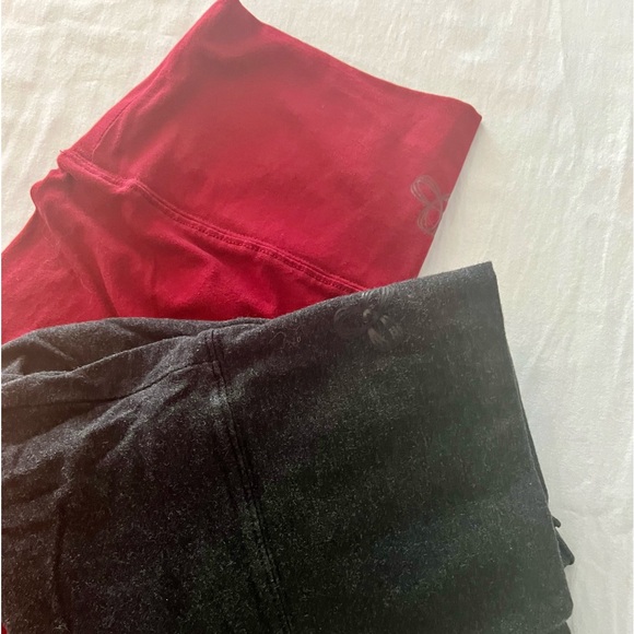 ARITZIA TNA: 
SALE bundle of 2 high-rise leggings
As shown - Picture 6 of 6